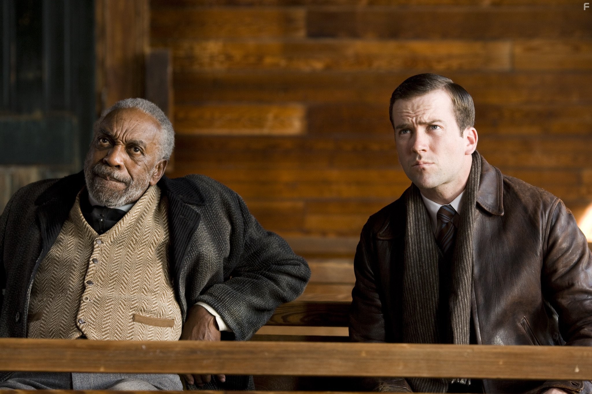Lucas Black and Bill Cobbs in Похороните меня заживо (2009)