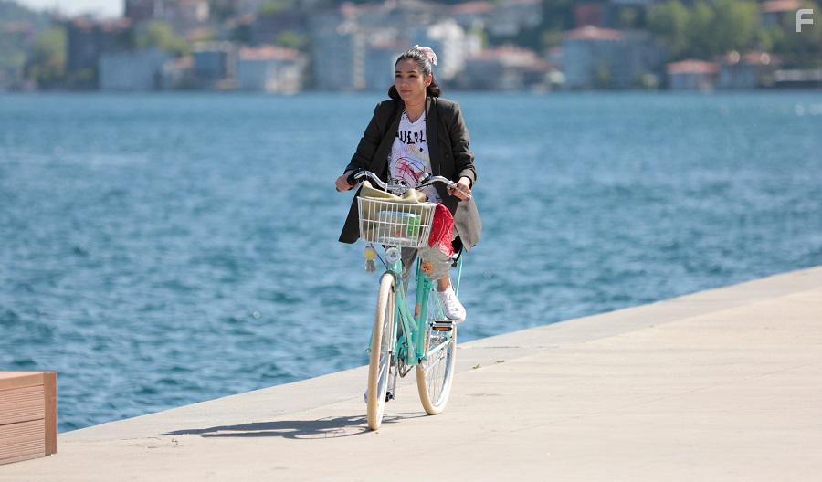 Aybke Pusat in Her Yerde Sen (2019)