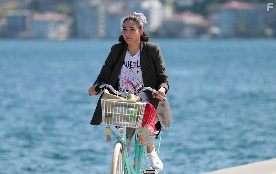 Aybke Pusat in Her Yerde Sen (2019)