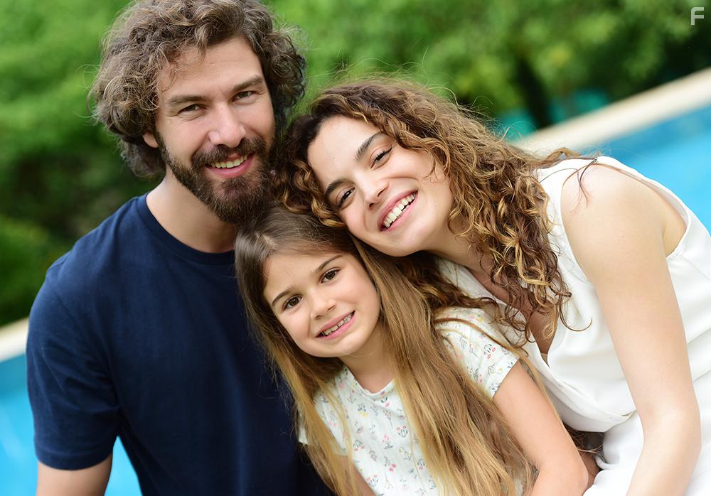 Furkan Palali, Asli Bekiroglu, and Lavinya nler in Benim Tatli Yalanim (2019)