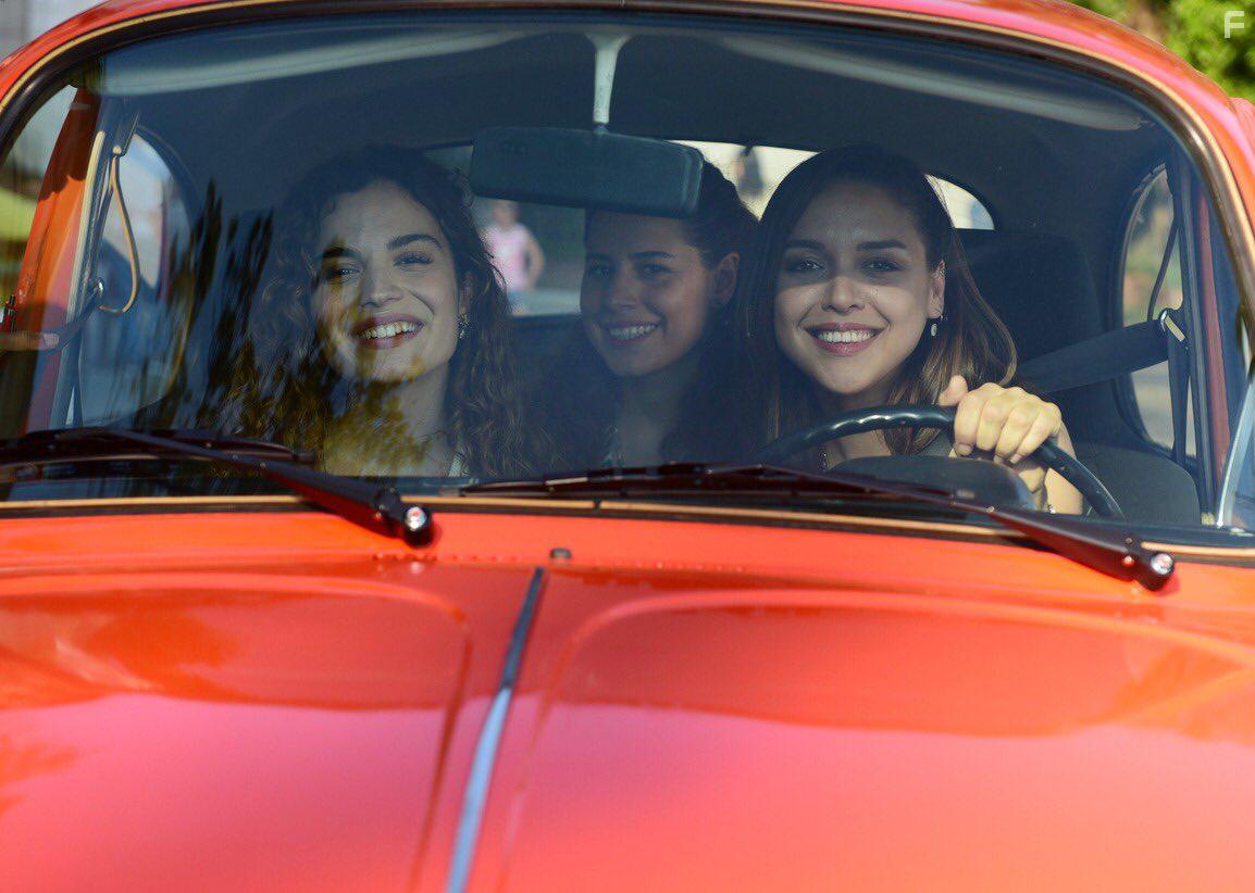 Gonca Sariyildiz, Asli Bekiroglu, and Asli Inandik in Benim Tatli Yalanim (2019)