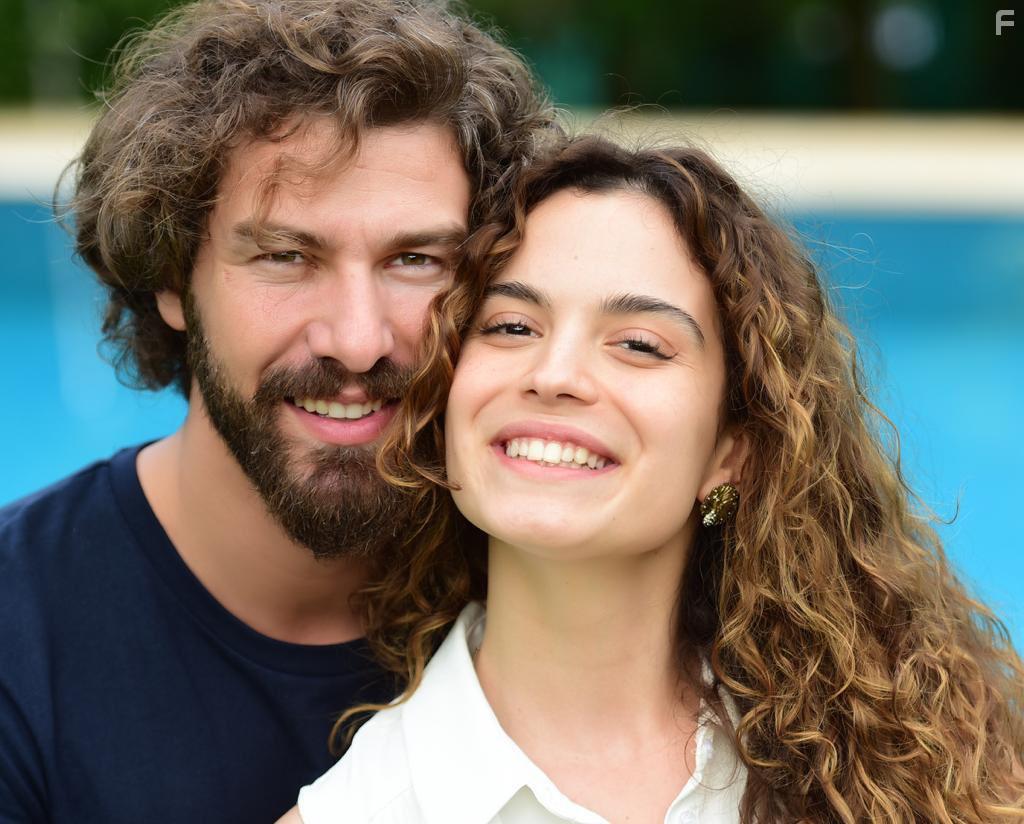 Furkan Palali and Asli Bekiroglu in Benim Tatli Yalanim (2019)