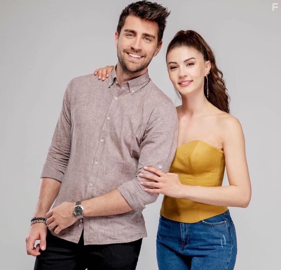 Burcu zberk and Caglar Ertugrul in Afili Ask (2019)