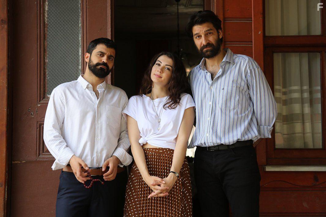 Burcu zberk, Taner Rumeli, and Ugur Uzunel in Afili Ask (2019)