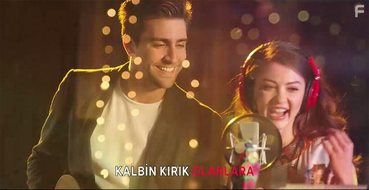 Burcu zberk and Caglar Ertugrul in Afili Ask (2019)