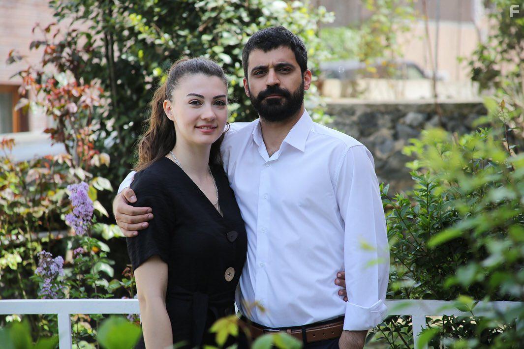 Burcu zberk and Ugur Uzunel in Afili Ask (2019)
