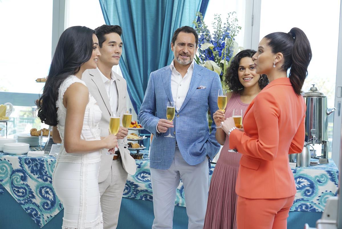 Demin Bichir, Roselyn Sanchez, Jencarlos Canela, Justina Adorno, and Feliz Ramirez in Grand Hotel (2019)