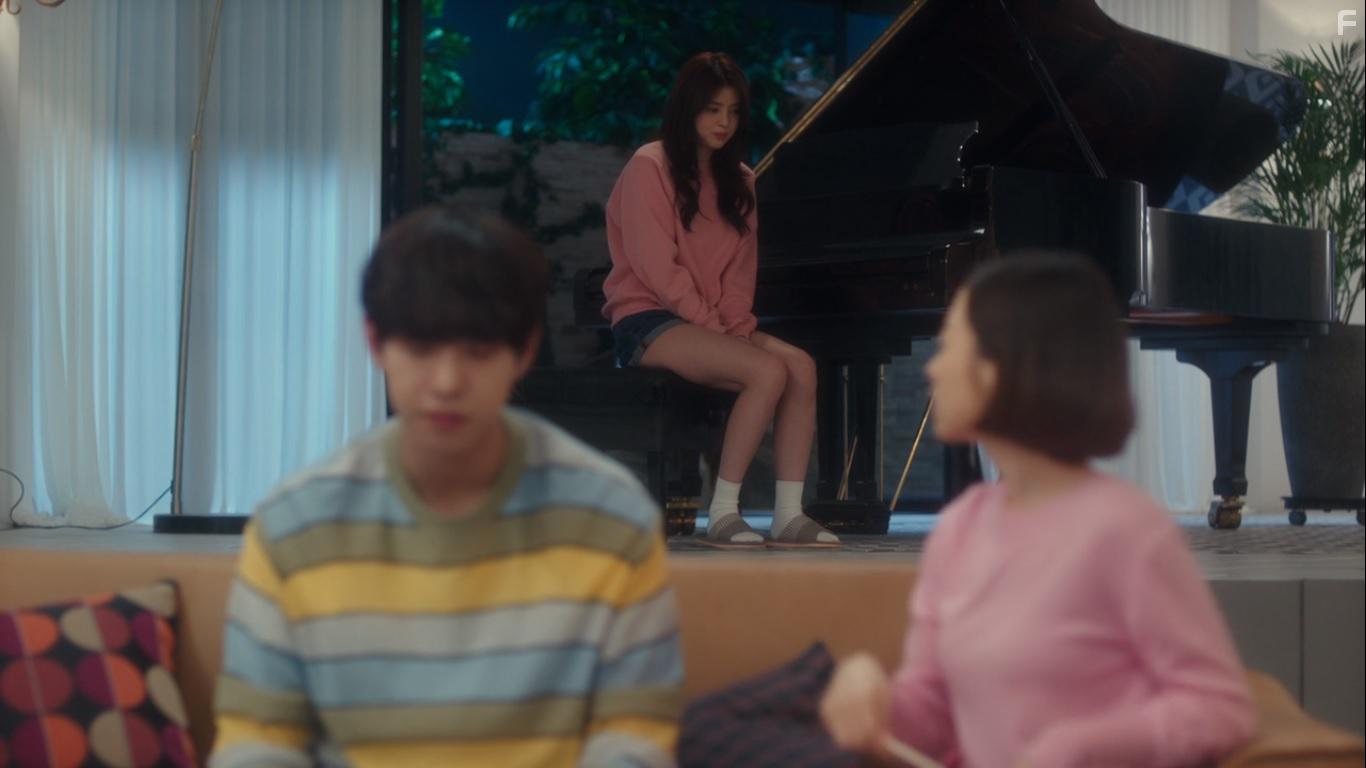 Bo-Young Park, Hyo-Seop Ahn, and So-hee Han in Eobiseu (2019)