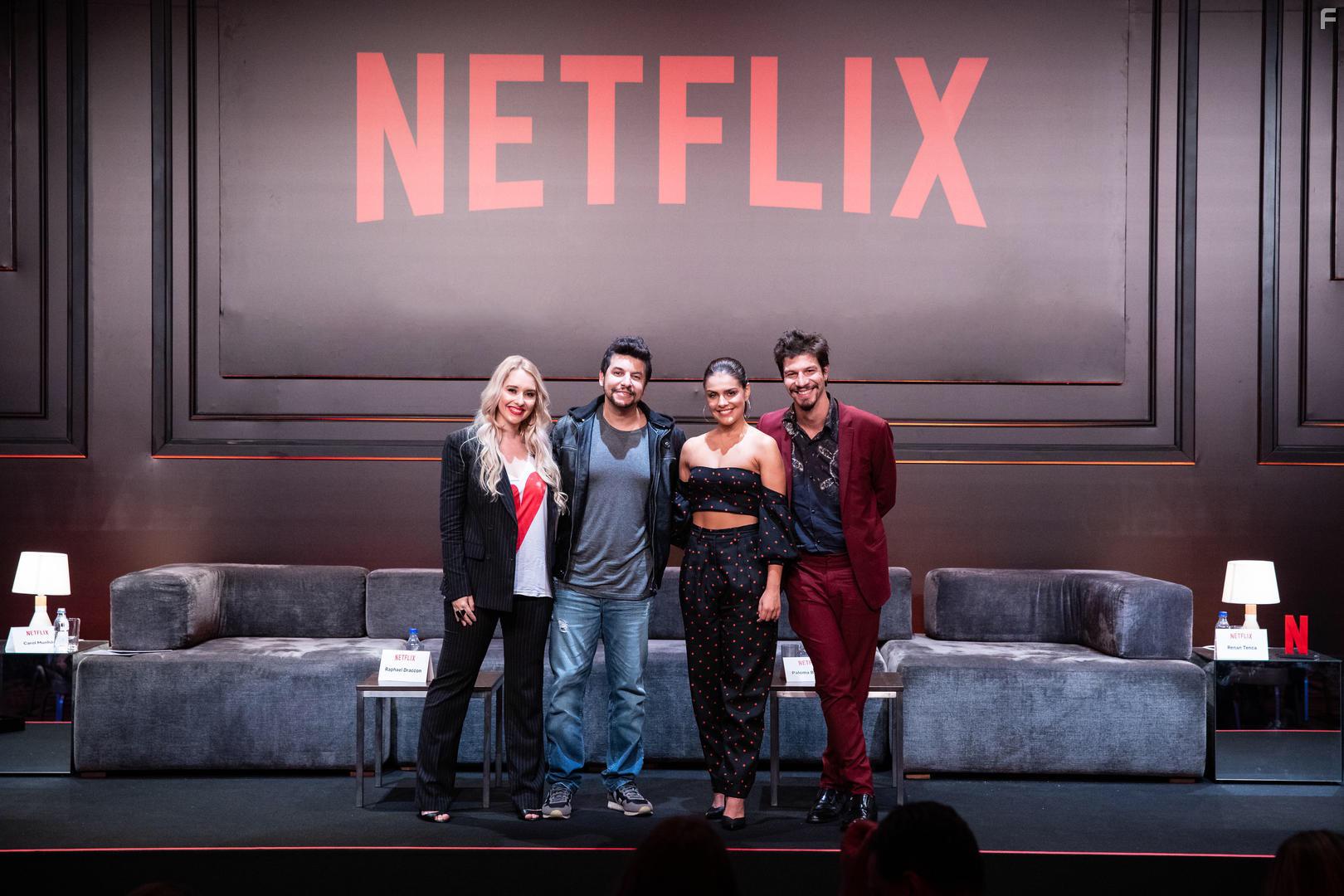 Paloma Bernardi, Raphael Draccon, Carolina Munhz, and Renan Tenca at an event for O Escolhido (2019)