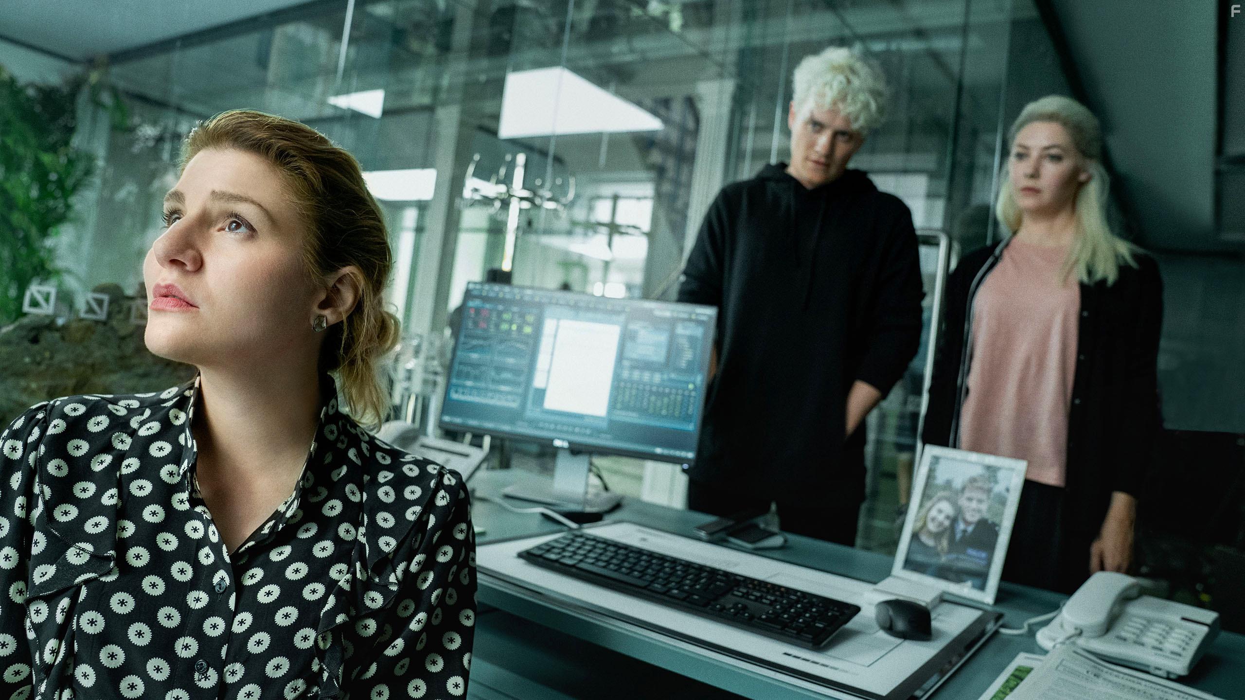 Catherine Steadman and Jon Fletcher in The Rook (2019)