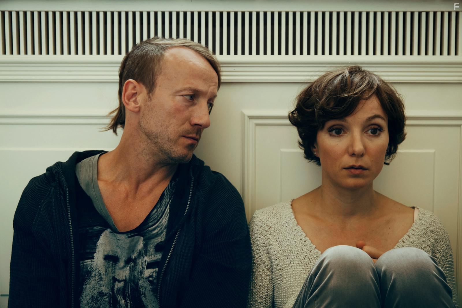 Wotan Wilke Mhring and Julia Koschitz in Happy Burnout (2017)