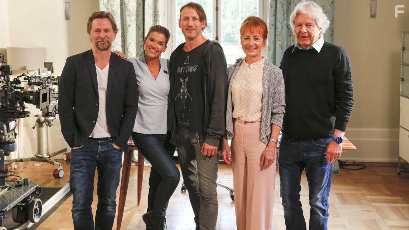 Torben Liebrecht, Anke Engelke, Marleen Lohse, Wotan Wilke Mhring, Victoria Trauttmansdorff, Kostja Ullmann, and Michael Wittenborn in Happy Burnout (2017)