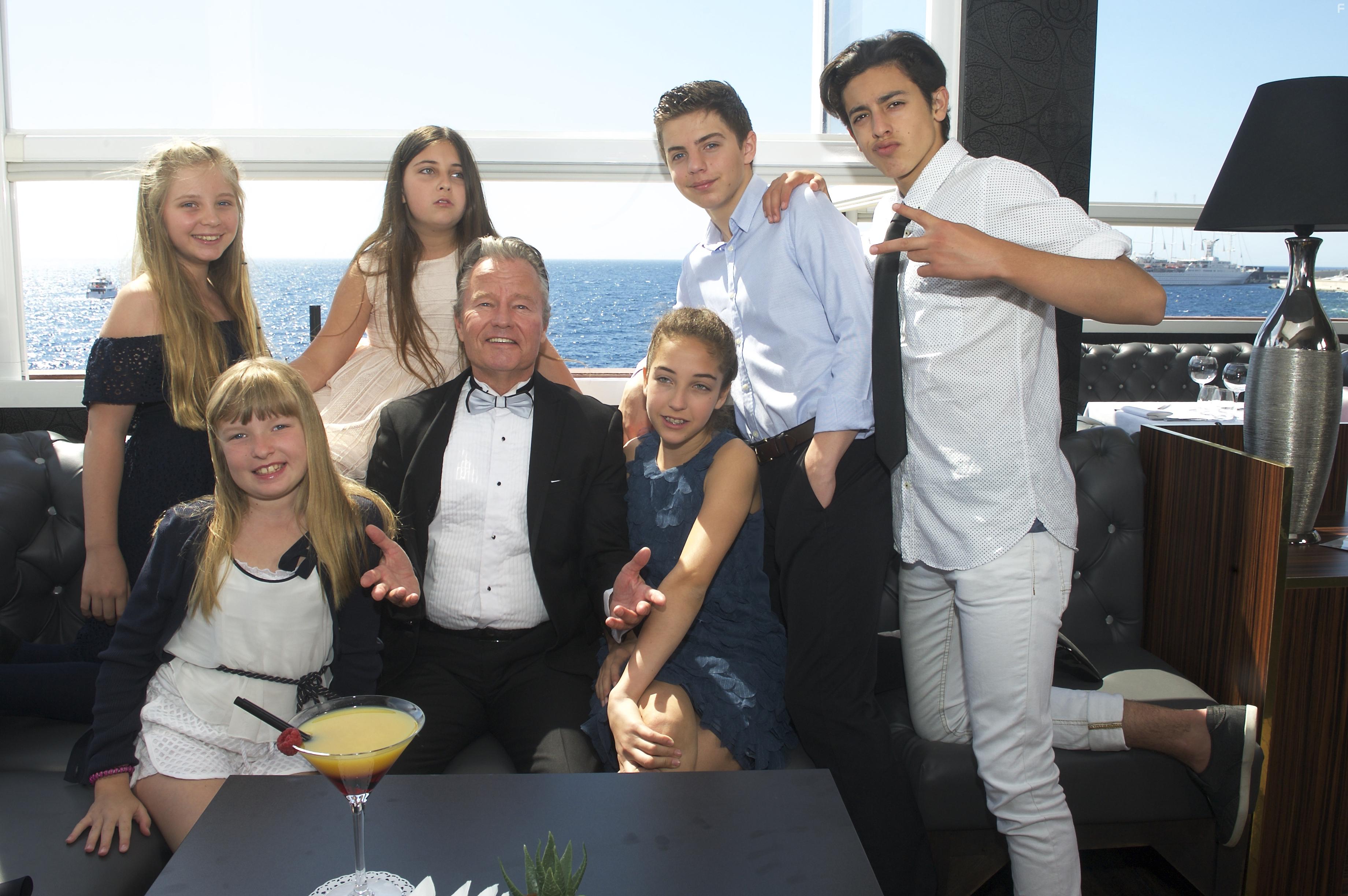 Шесть детей и один дедушка