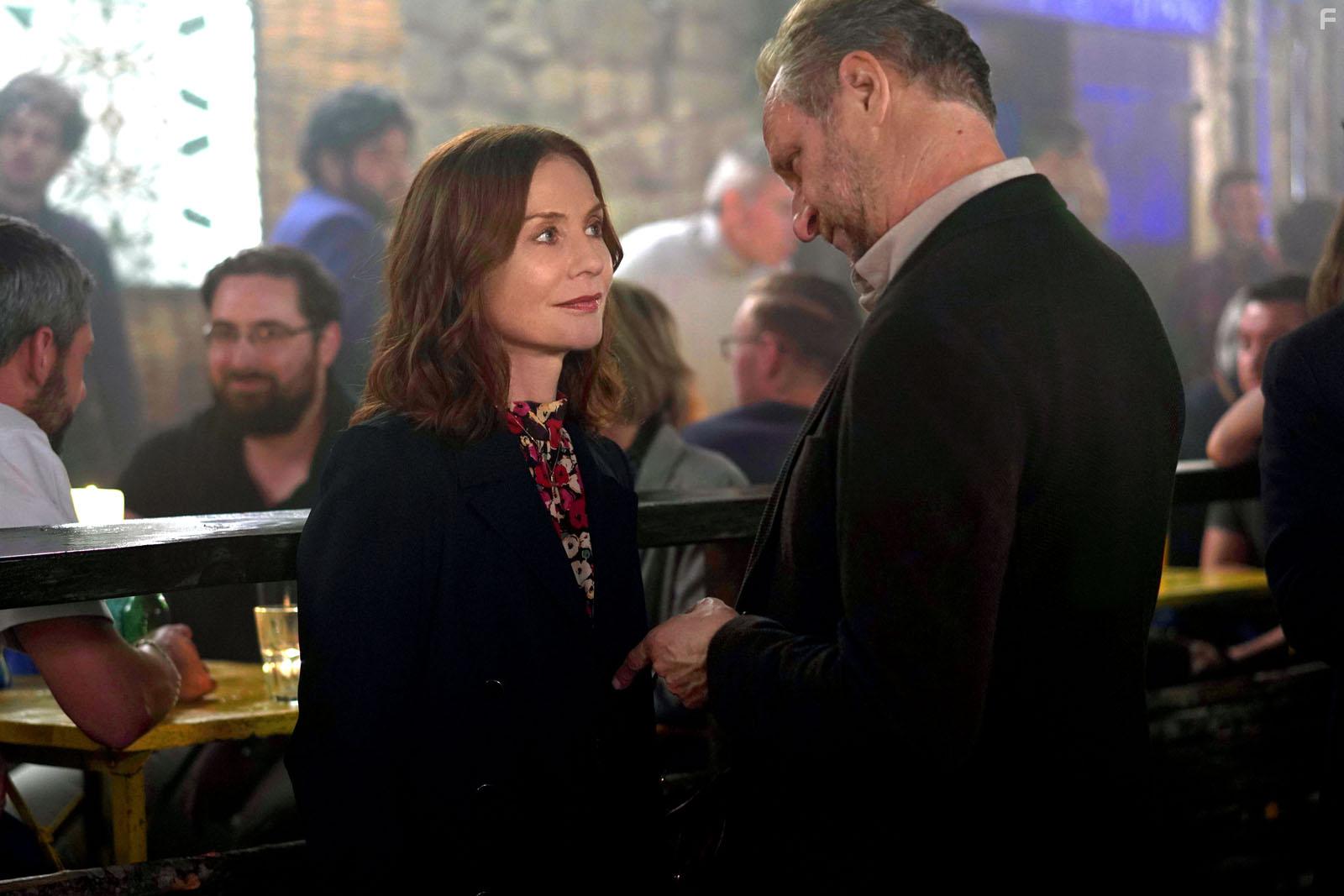 Isabelle Huppert and Benot Poelvoorde in Blanche comme neige (2019)