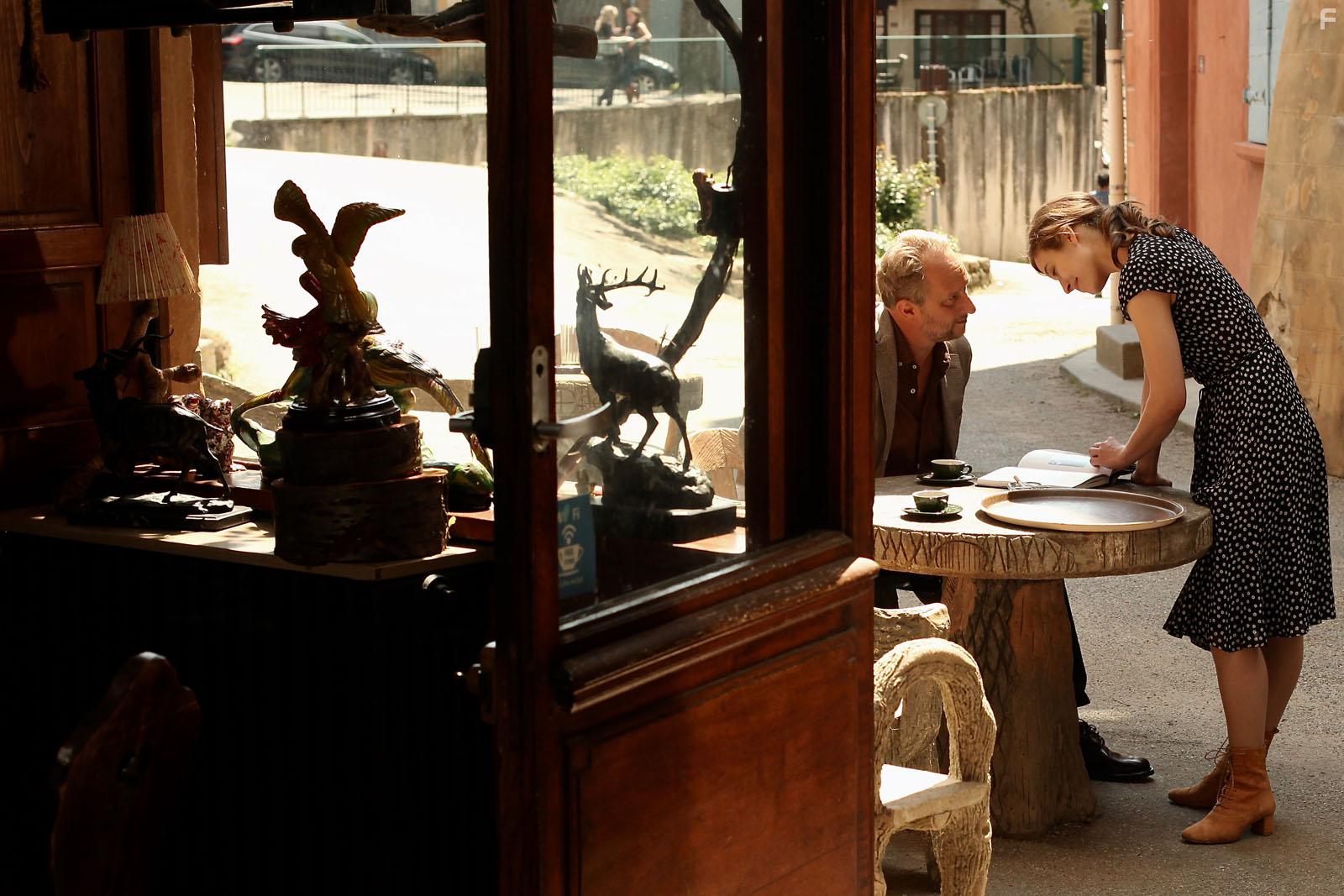 Benot Poelvoorde and Lou de Lage in Blanche comme neige (2019)