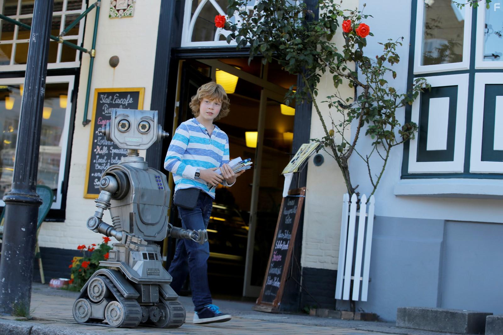 Arsseni Bultmann and Jonah Rausch in Robbi, Tobbi und das Fliewatt (2016)