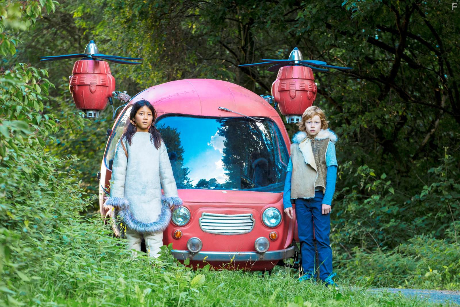 Arsseni Bultmann and Melina Mardini in Robbi, Tobbi und das Fliewatt (2016)