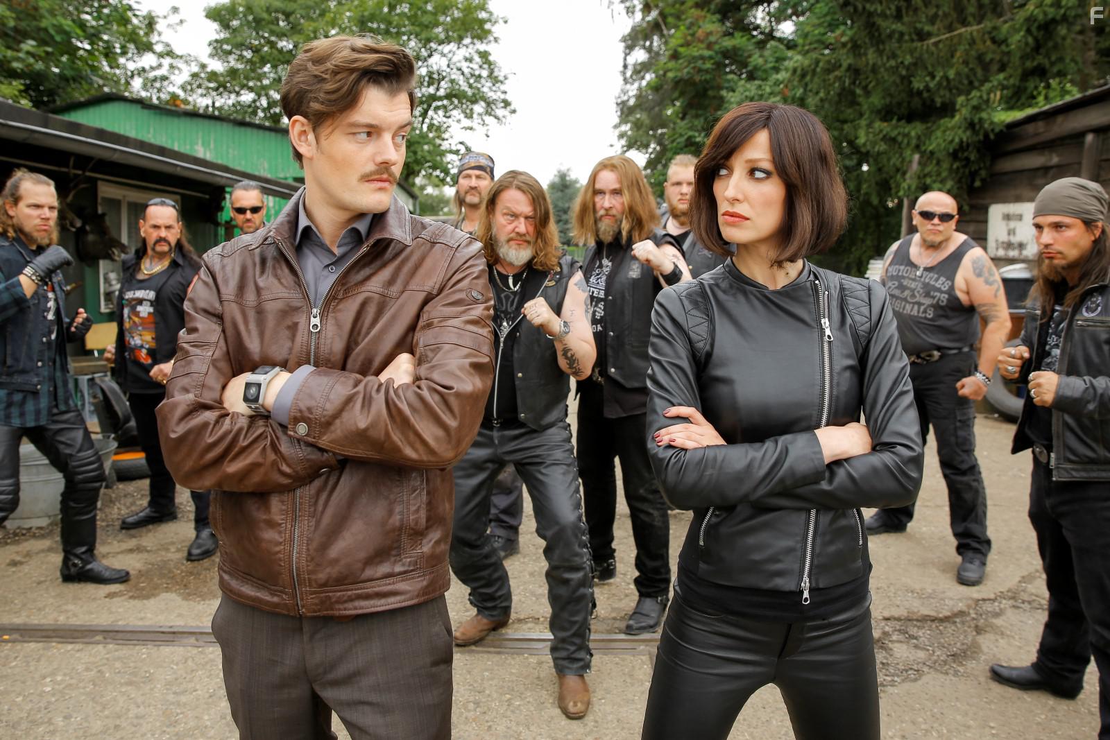 Alexandra Maria Lara and Sam Riley in Robbi, Tobbi und das Fliewatt (2016)