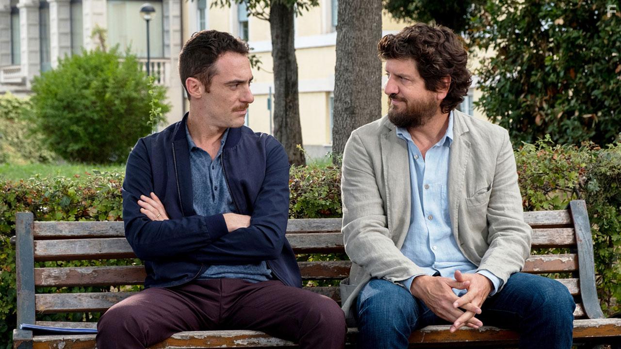 Fabio De Luigi and Elio Germano in Questione di Karma (2017)