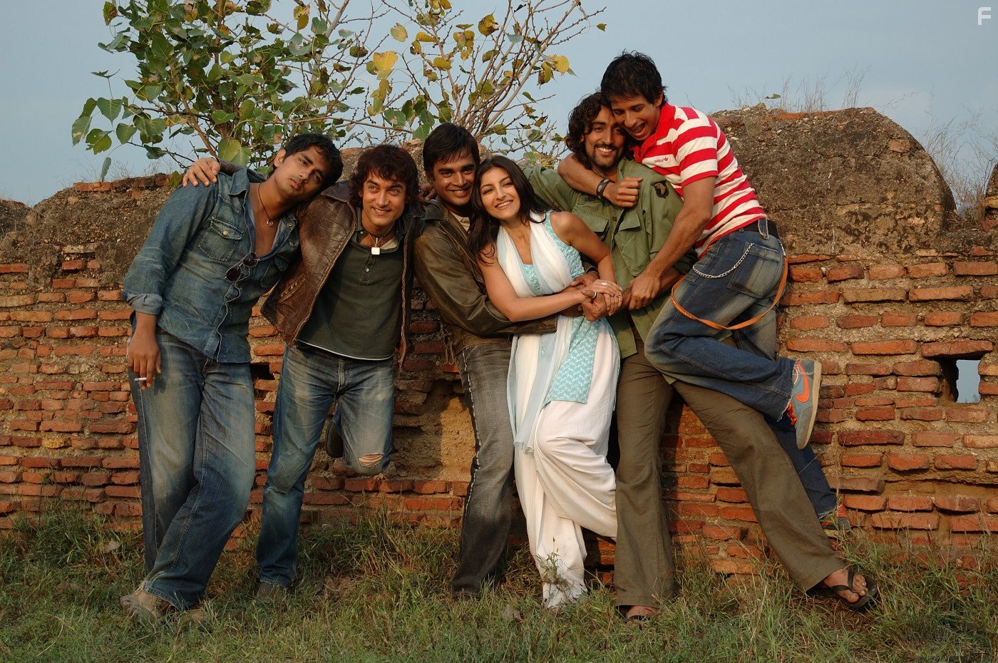 Sharman Joshi, Aamir Khan, Madhavan, Siddharth, Kunal Kapoor, and Soha Ali Khan in Цвет шафрана (2006)