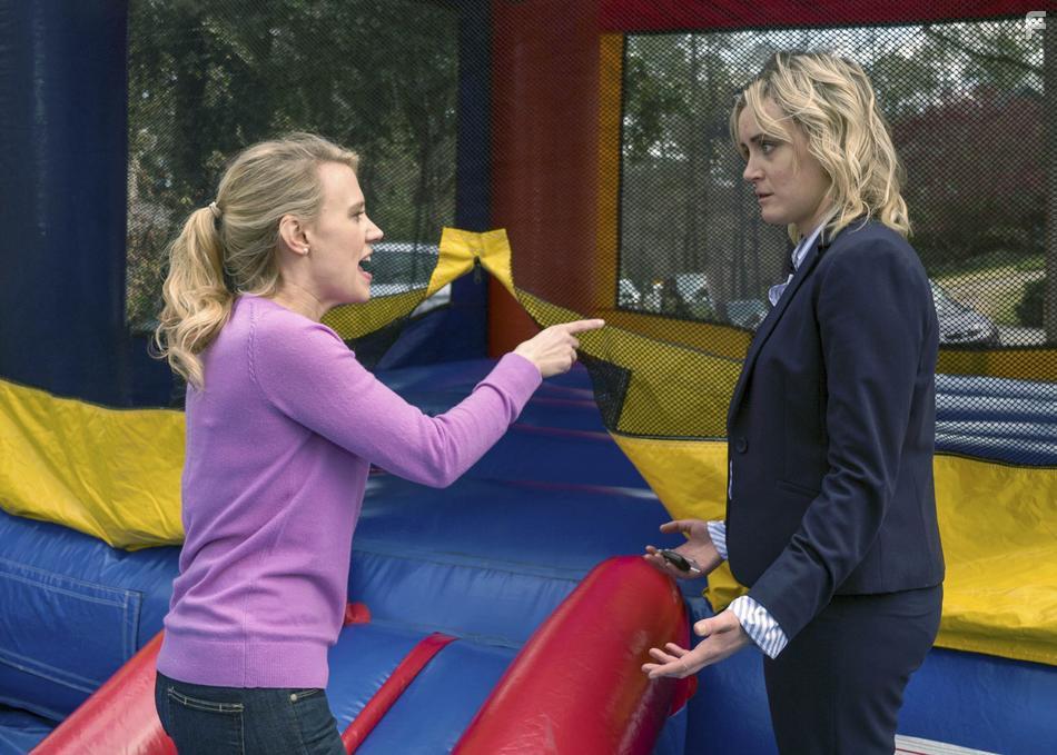 Kate McKinnon and Taylor Schilling in Family (2018)