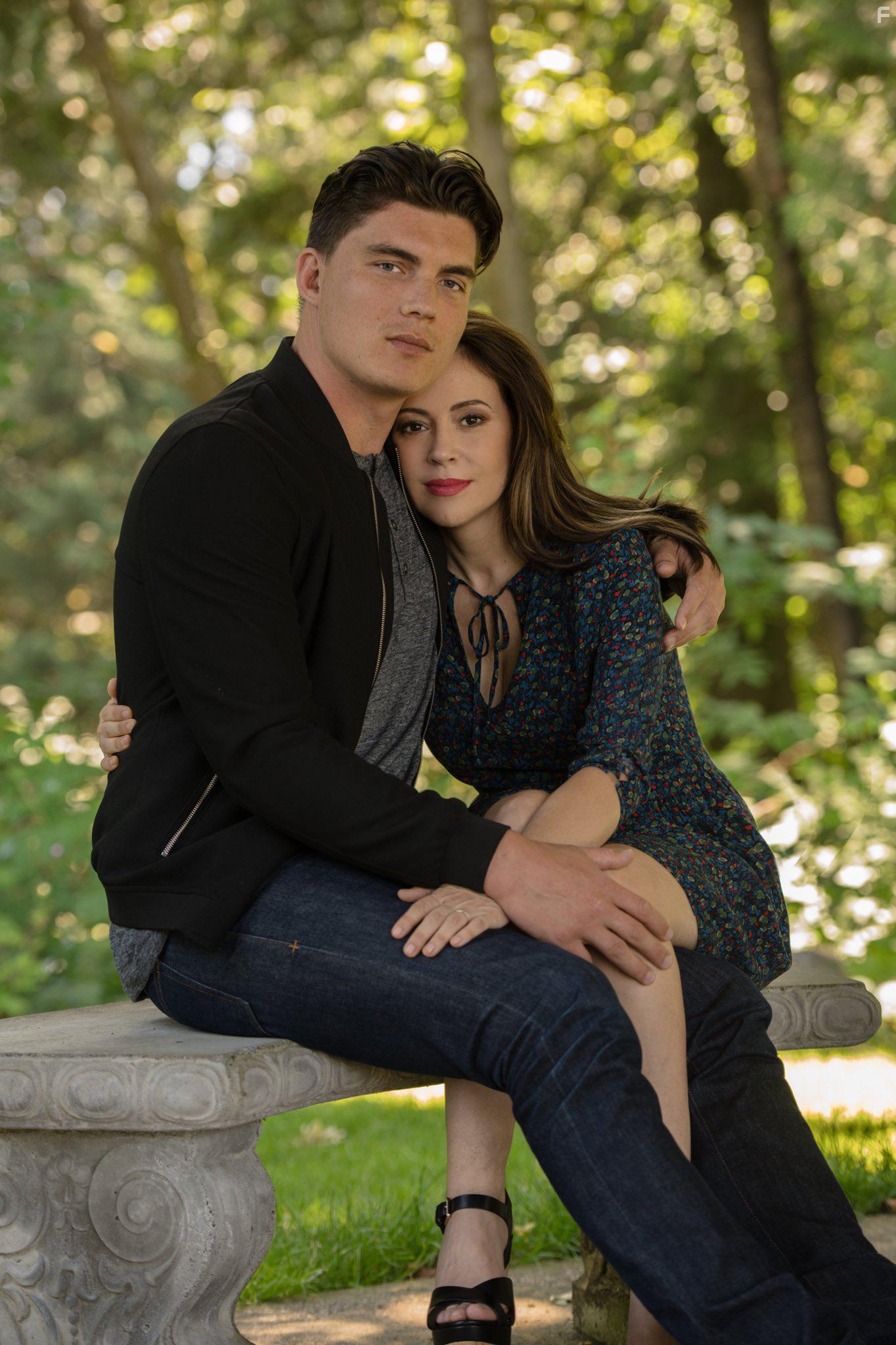 Alyssa Milano and Zane Holtz in Tempting Fate (2019)
