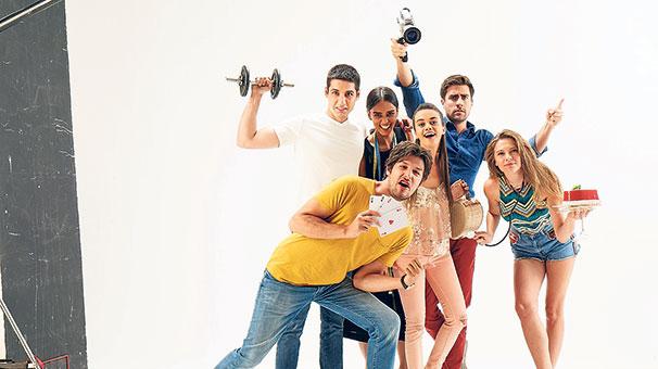 Hande Soral, Tarik ndz, Tuge Kursunoglu, Firat Albayram, Caglar Ertugrul, and Bestemsu zdemir in We'll Get Back to You (2017)