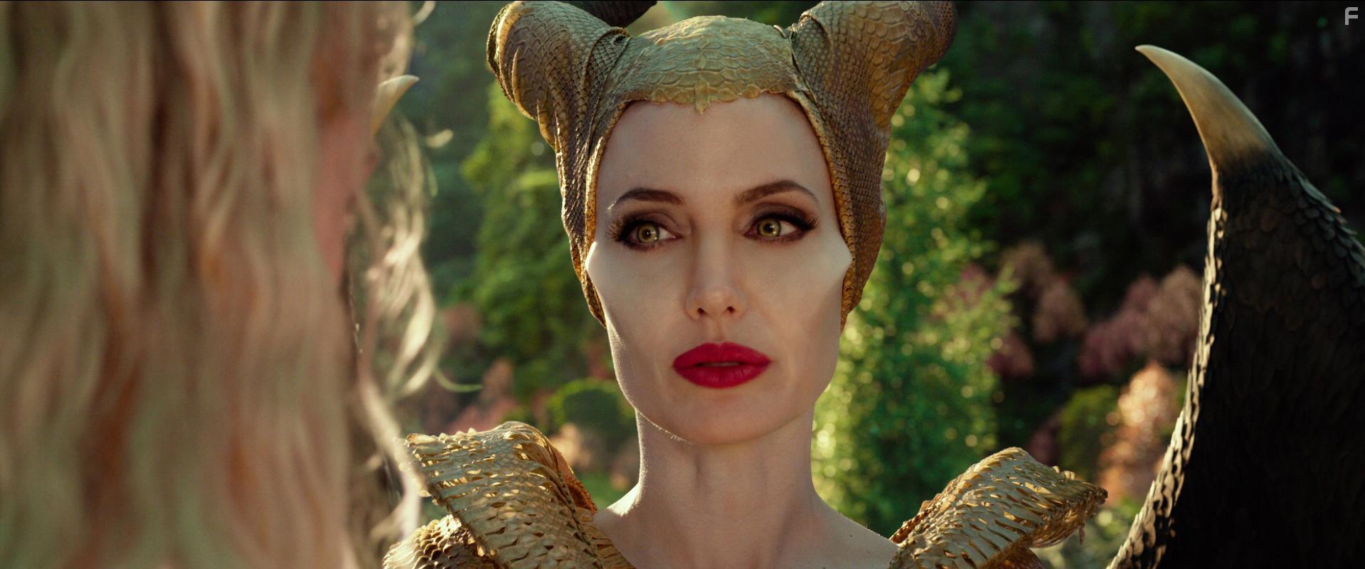 Angelina Jolie and Elle Fanning in Maleficent: Mistress of Evil (2019)