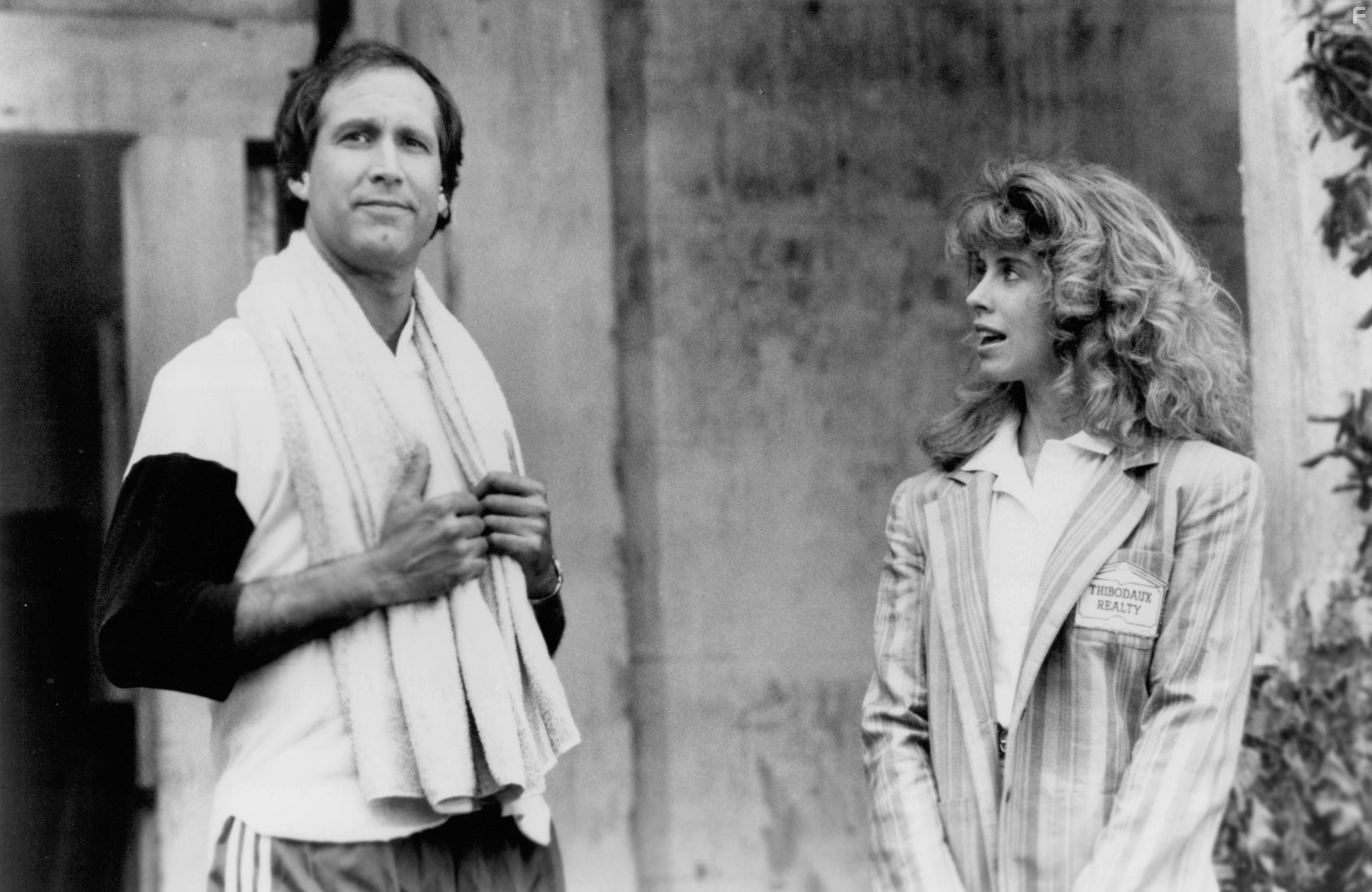 Chevy Chase and Julianne Phillips in Флетч жив (1989)