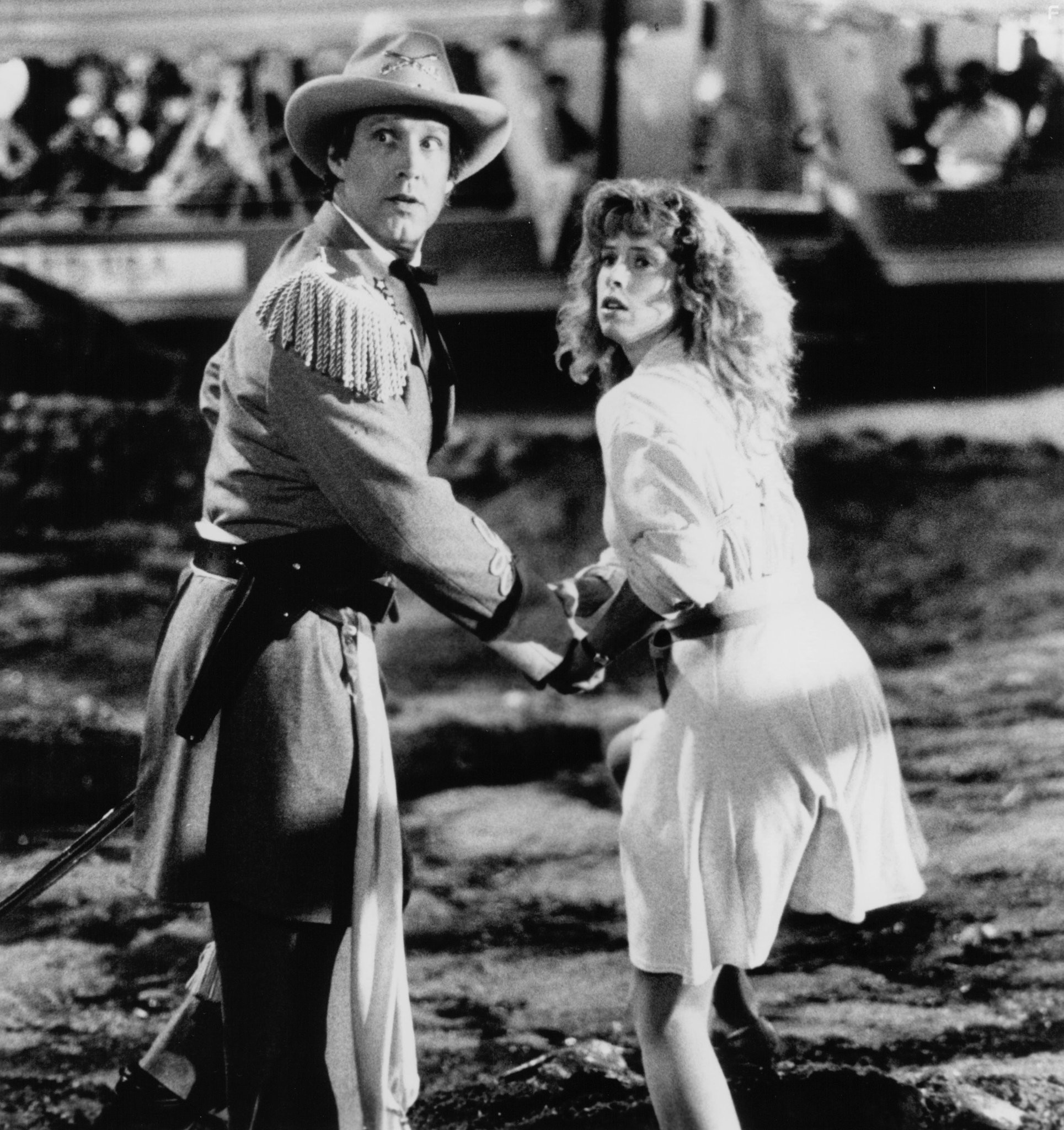 Chevy Chase and Julianne Phillips in Флетч жив (1989)