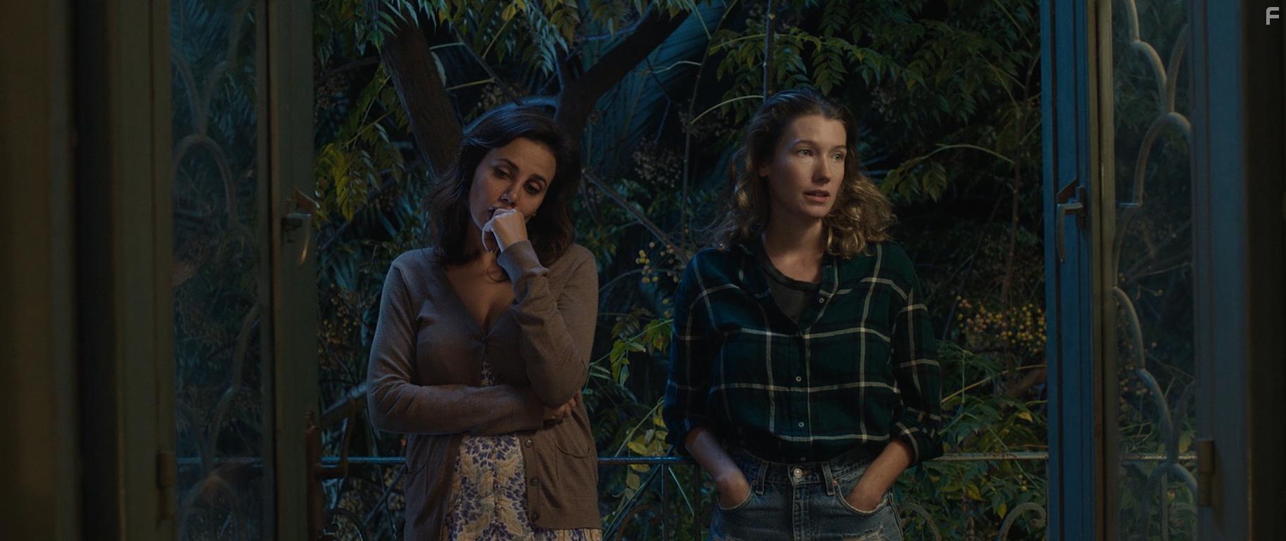 Ты рада, что я здесь?