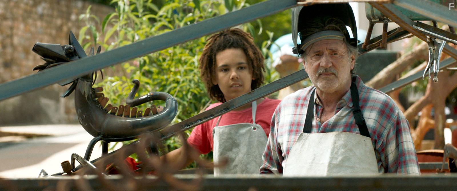 Daniel Auteuil and Solam Dejean-Lacrole in Qui m'aime me suive! (2019)