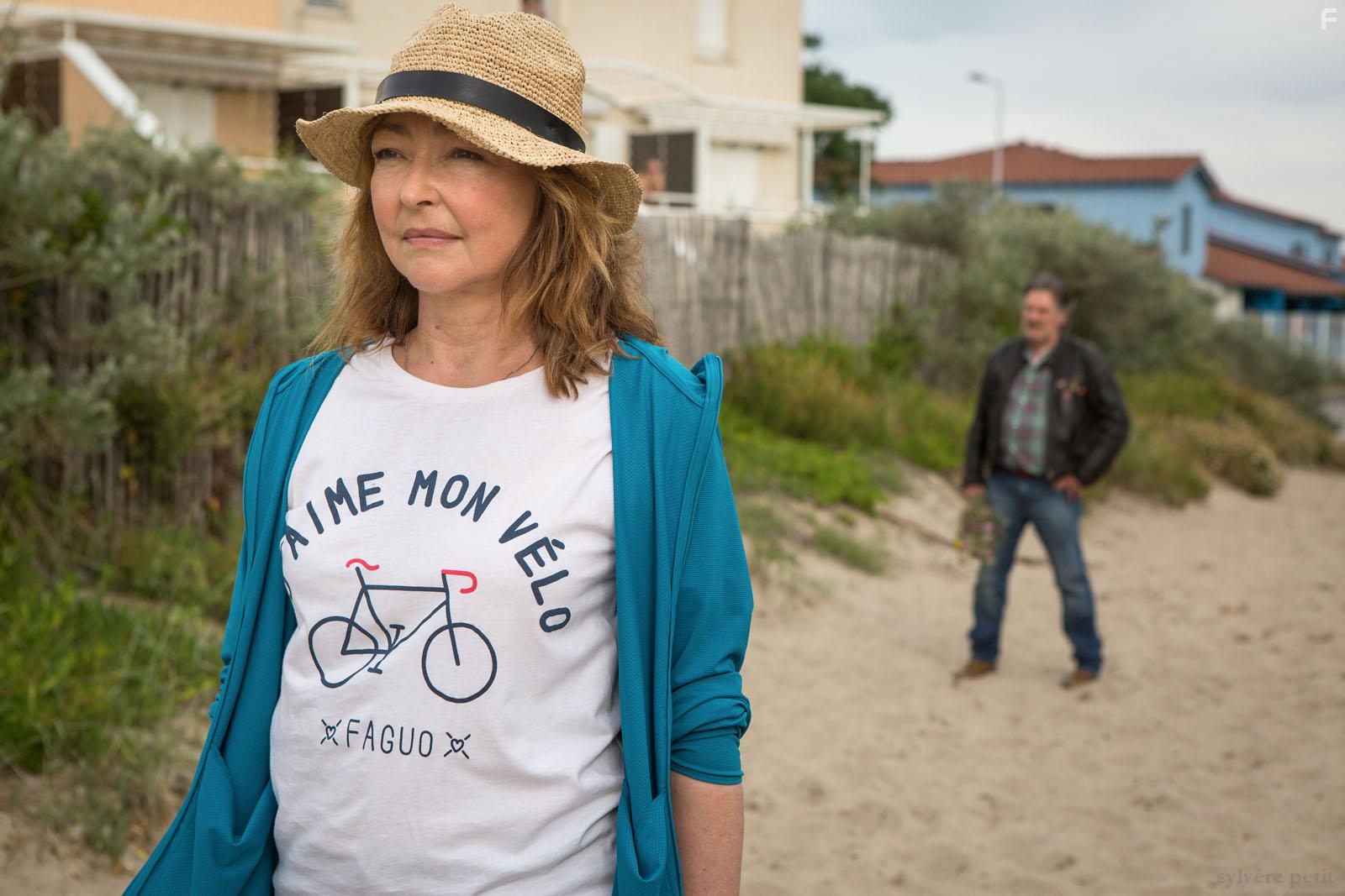 Daniel Auteuil and Catherine Frot in Qui m'aime me suive! (2019)