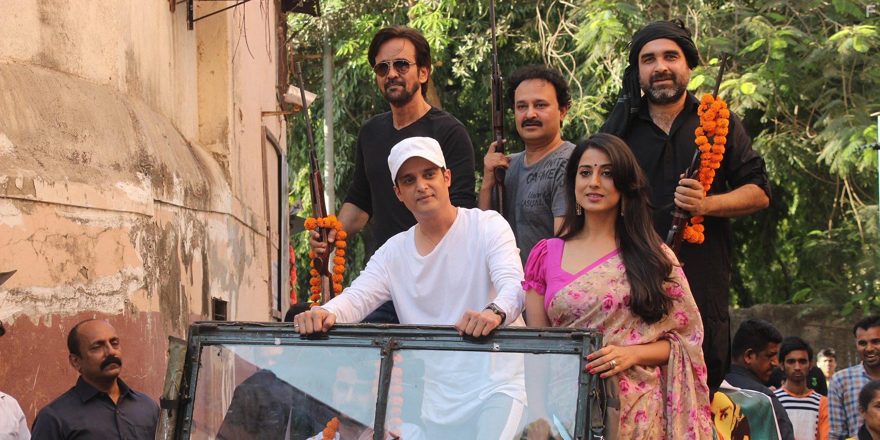 Jimmy Sheirgill, Kay Kay Menon, Pankaj Tripathi, and Mahie Gill in Phamous (2018)