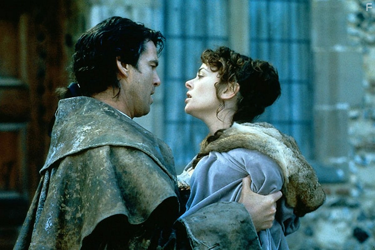 Pierce Brosnan and Polly Walker in Робинзон Крузо (1997)