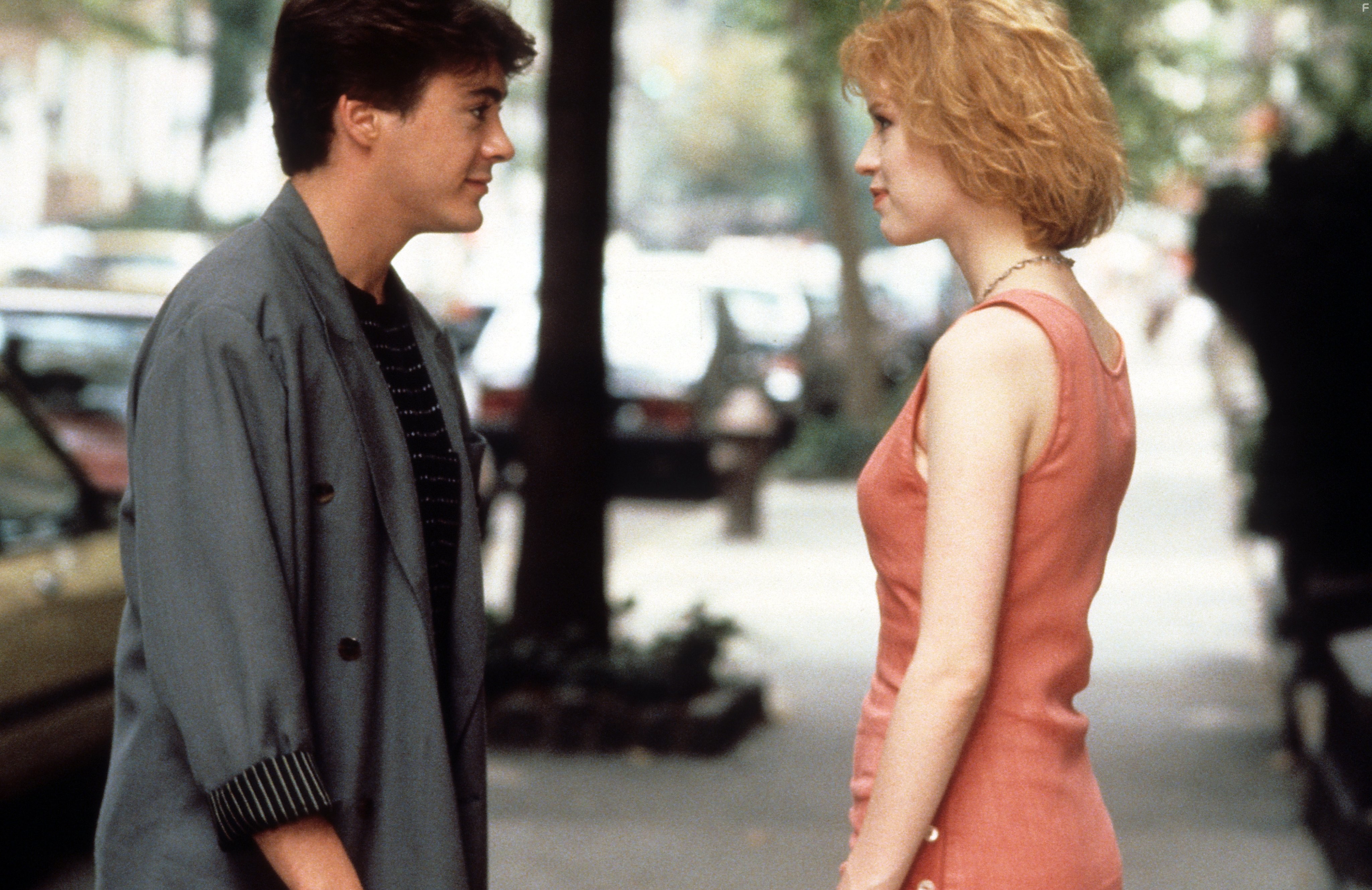Molly Ringwald and Robert Downey Jr. in Специалист по съему (1987)