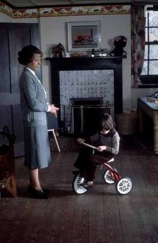 Harvey Stephens and Billie Whitelaw in Омен (1976)