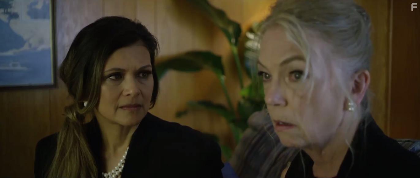 Nia Peeples and Dawn Campion in Mnemosyne (2017)