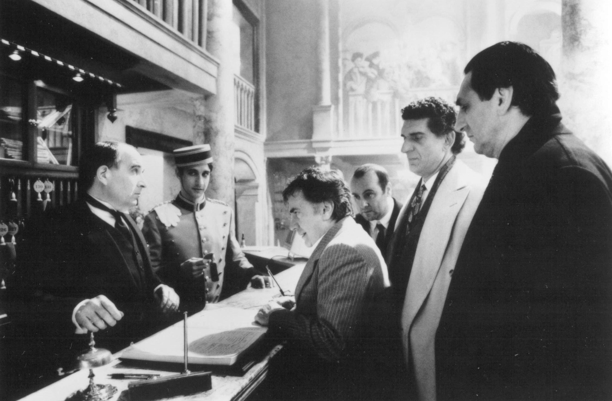 Dudley Moore, Bronson Pinchot, and Andreas Katsulas in Во всём виноват посыльный (1992)