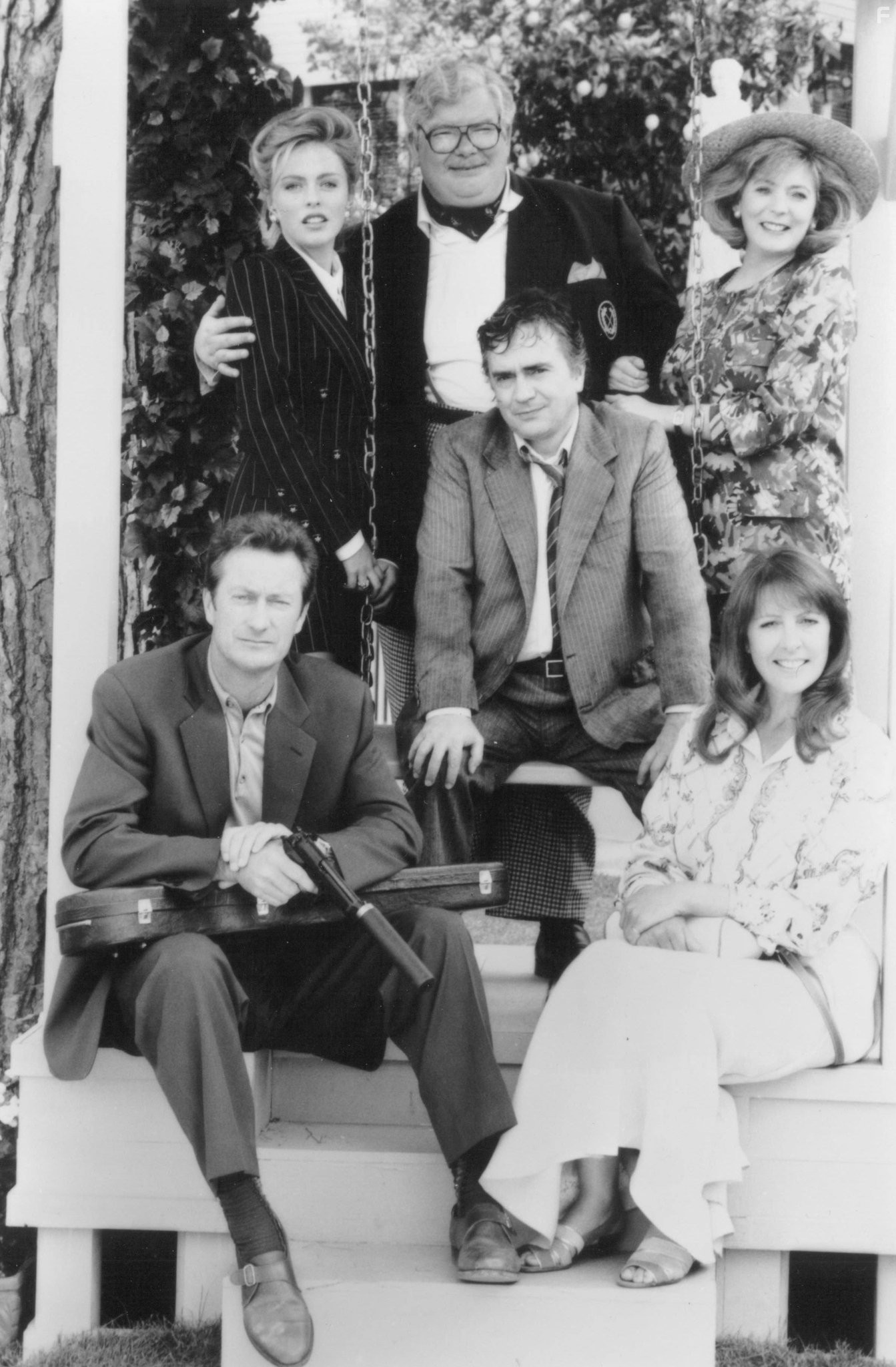 Bryan Brown, Dudley Moore, Richard Griffiths, and Alison Steadman in Во всём виноват посыльный (1992)