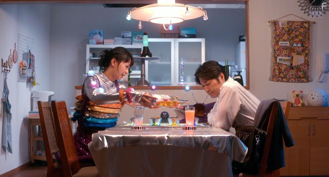 Ken Yasuda and Nana Eikura in Ie ni kaeru to tsuma ga kanarazu shinda furi o shite imasu. (2018)