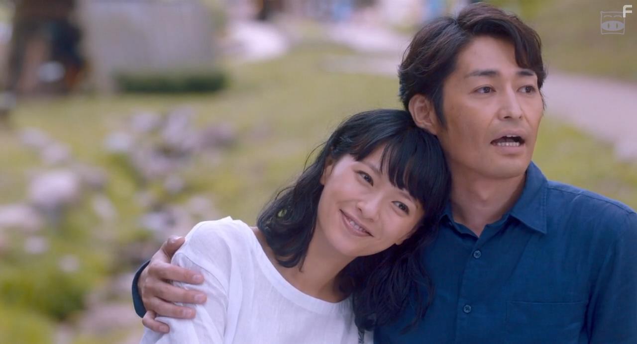Ken Yasuda and Nana Eikura in Ie ni kaeru to tsuma ga kanarazu shinda furi o shite imasu. (2018)