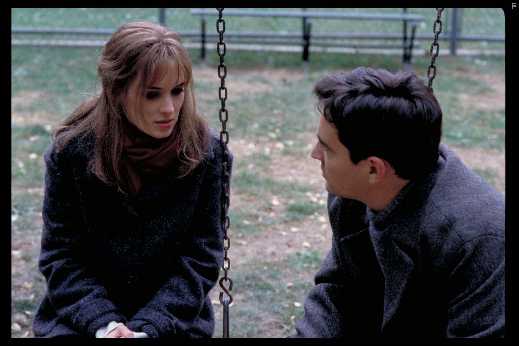 Winona Ryder and Ben Chaplin in Заблудшие души (2000)