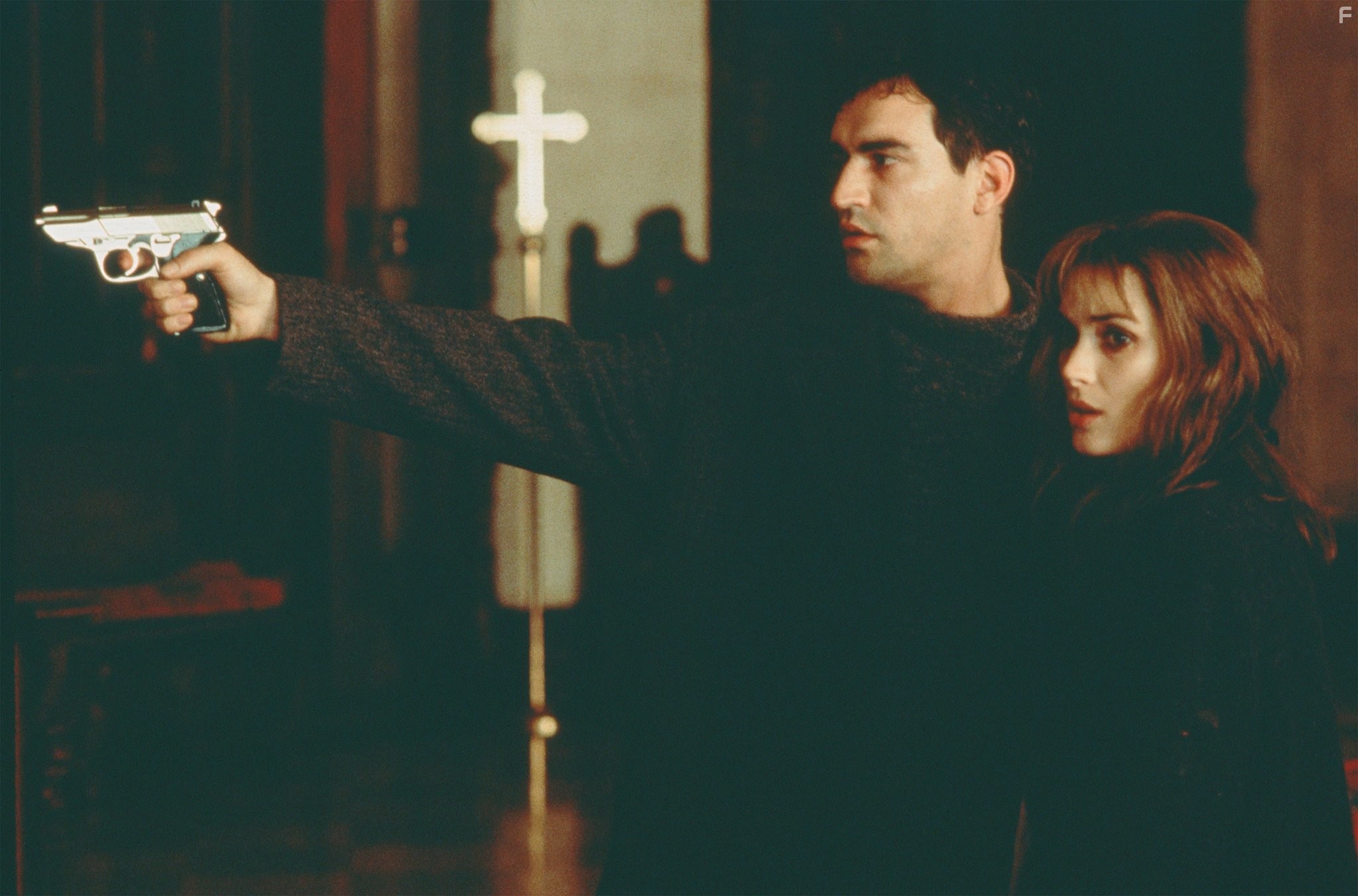 Winona Ryder and Ben Chaplin in Заблудшие души (2000)