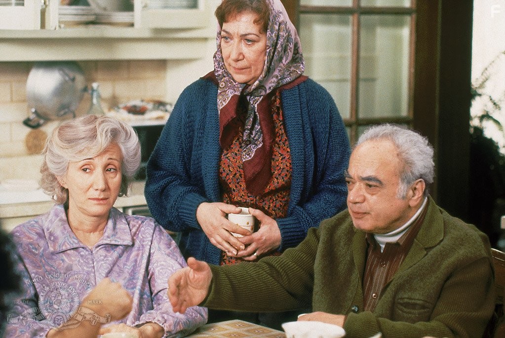 Olympia Dukakis, Julie Bovasso, and Louis Guss in Во власти Луны (1987)