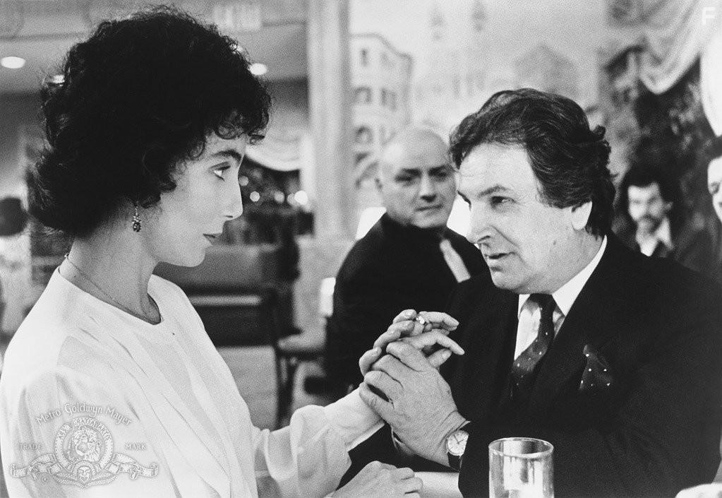 Cher and Danny Aiello in Во власти Луны (1987)