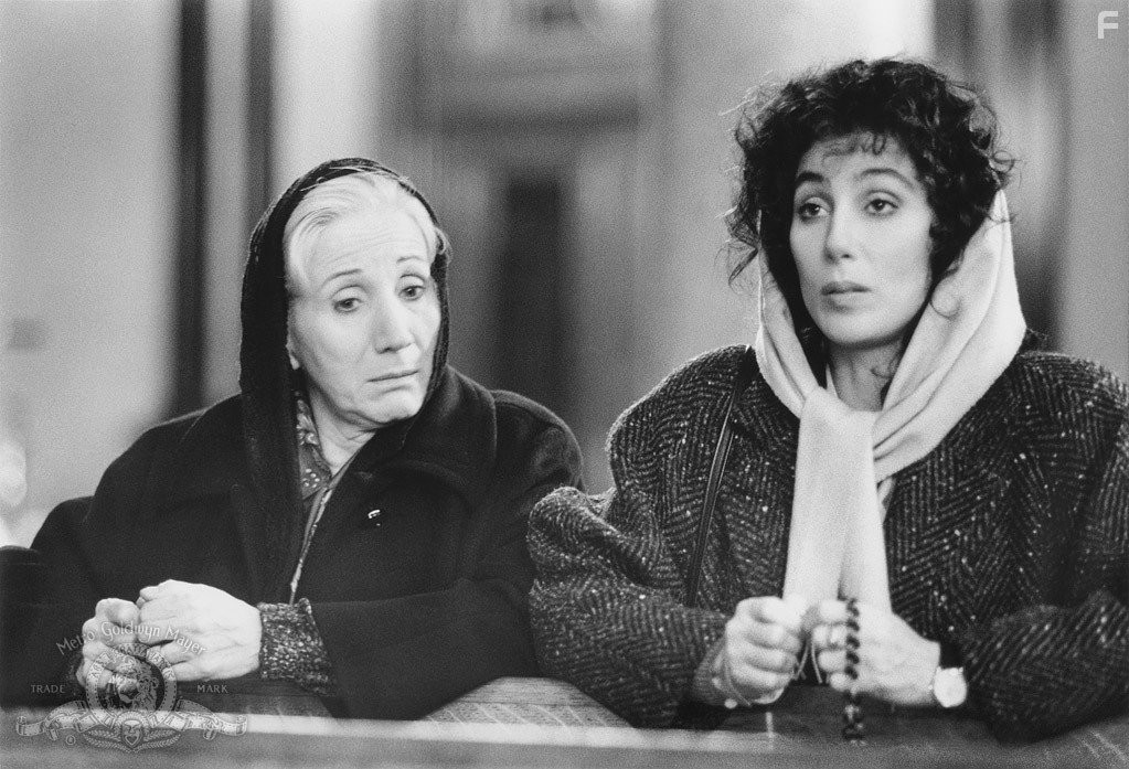 Cher and Olympia Dukakis in Во власти Луны (1987)