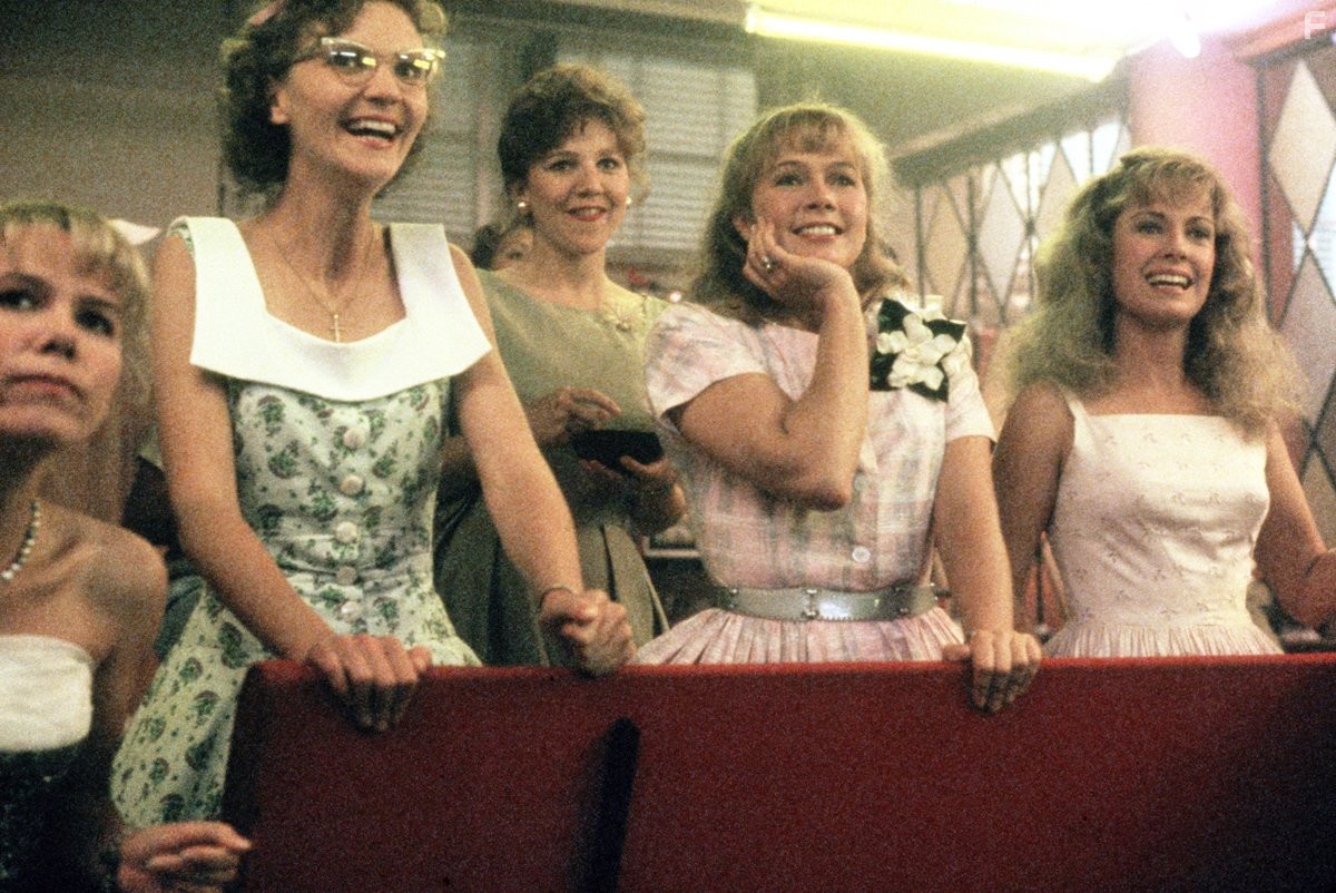 Joan Allen, Kathleen Turner, Catherine Hicks, and Lisa Jane Persky in Пегги Сью вышла замуж (1986)