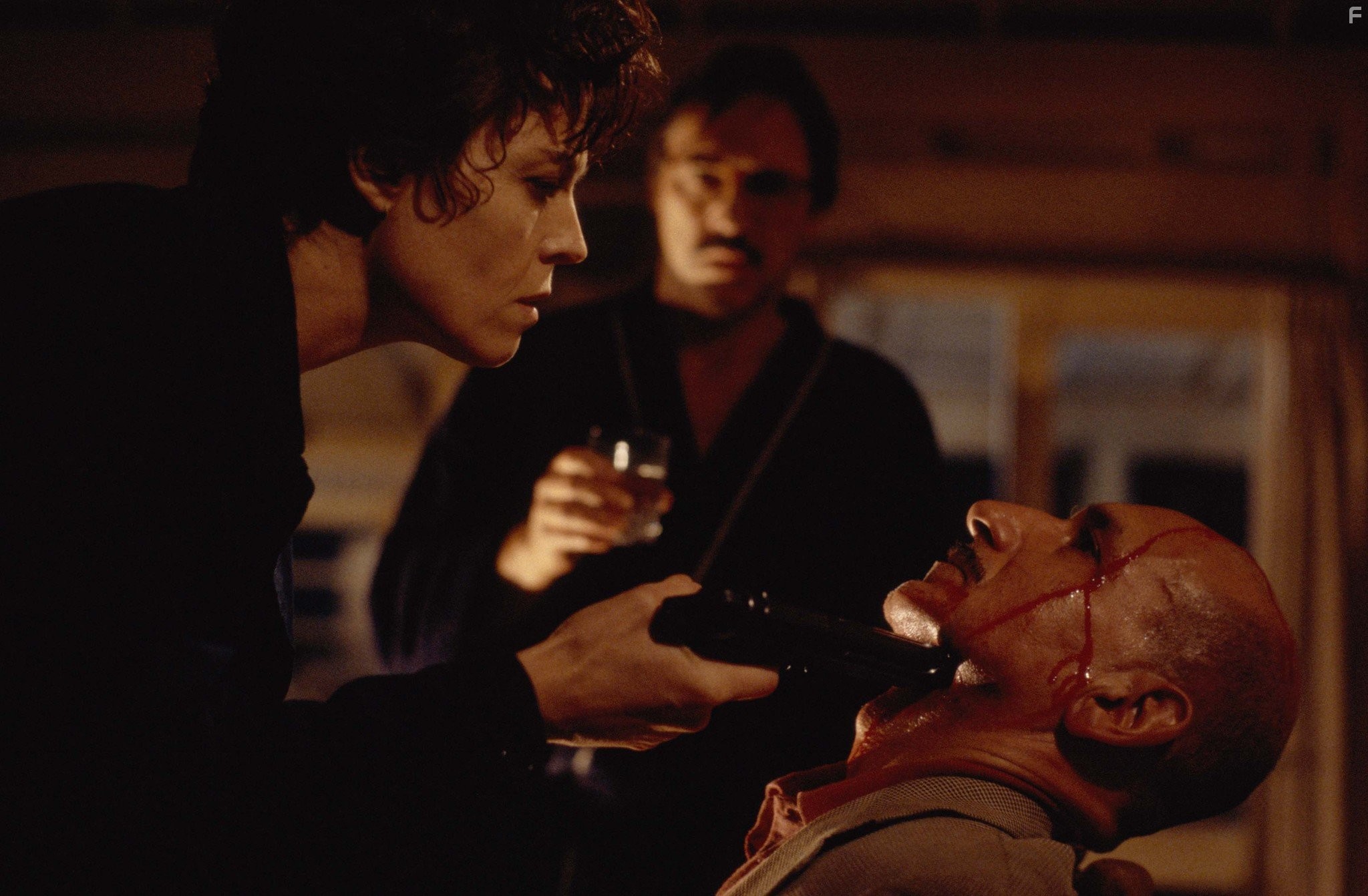 Sigourney Weaver and Ben Kingsley in Смерть и девушка (1994)