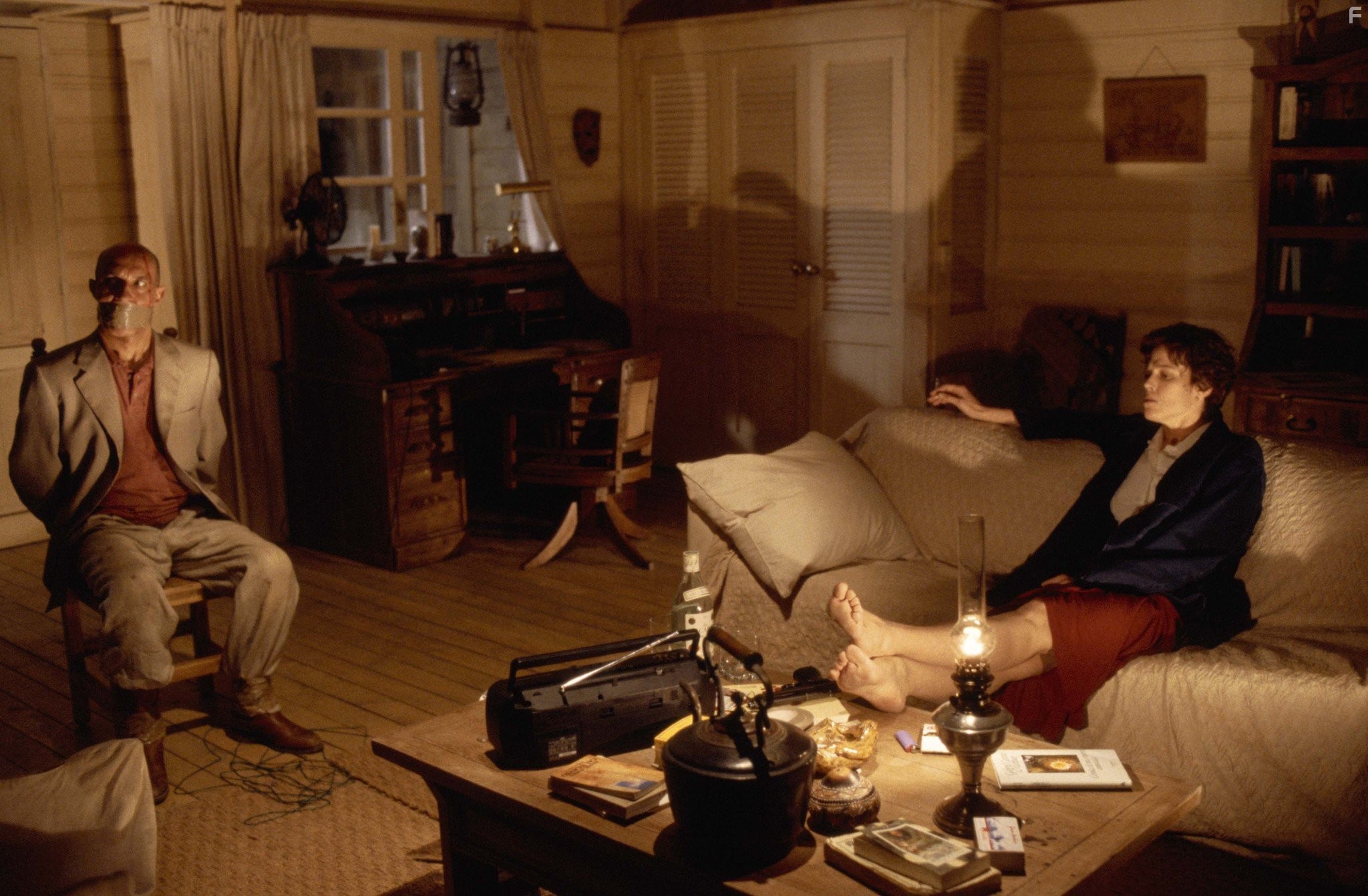 Sigourney Weaver and Ben Kingsley in Смерть и девушка (1994)